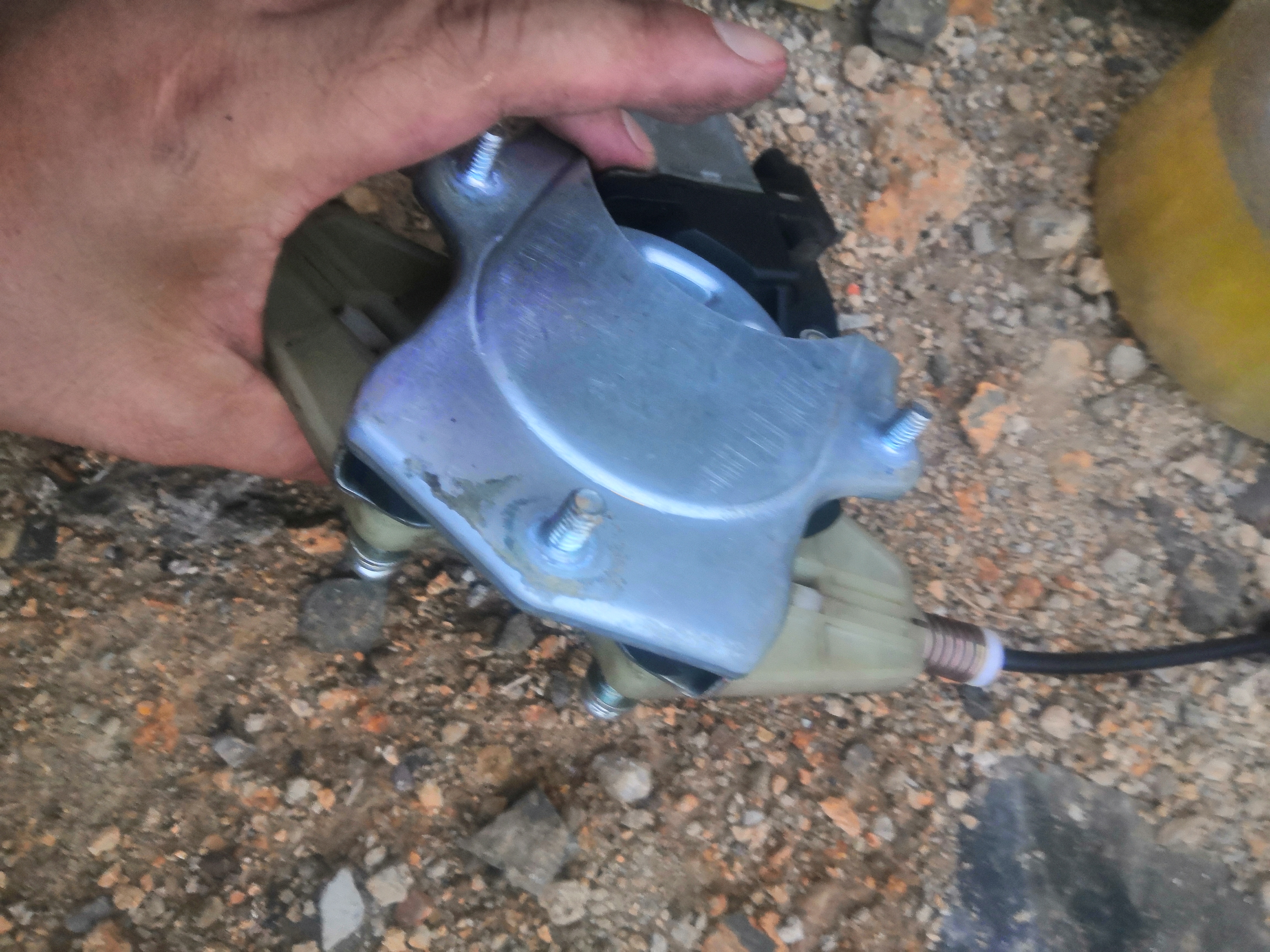 车窗下降有异响升窗没问题,车窗升到顶部吱吱响