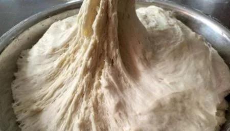 蒸馒头发面没有酵母的技巧,蒸好的酵母馒头为啥自己会回缩