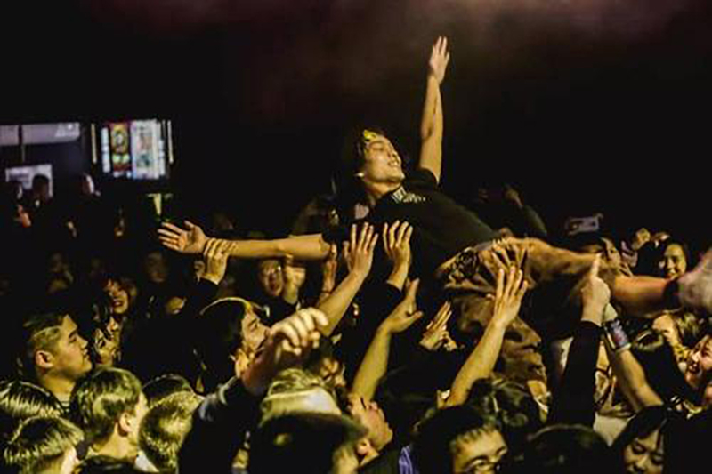 摇滚乐队因疯癫言论开除吉他手！玩摇滚可以另类，但不能无所顾忌