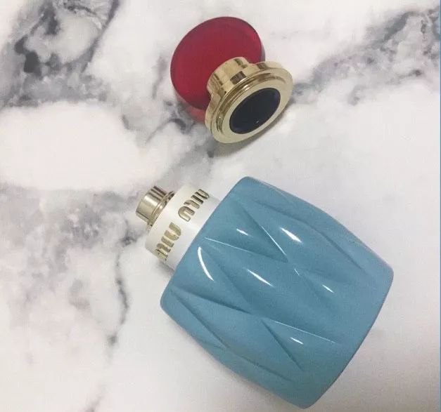 撩汉适合喷哪种香味的香水,单身吸引人的香水