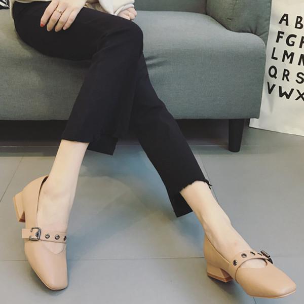 又丑又美的时髦奶奶鞋 (奶奶鞋今年流行什么鞋)