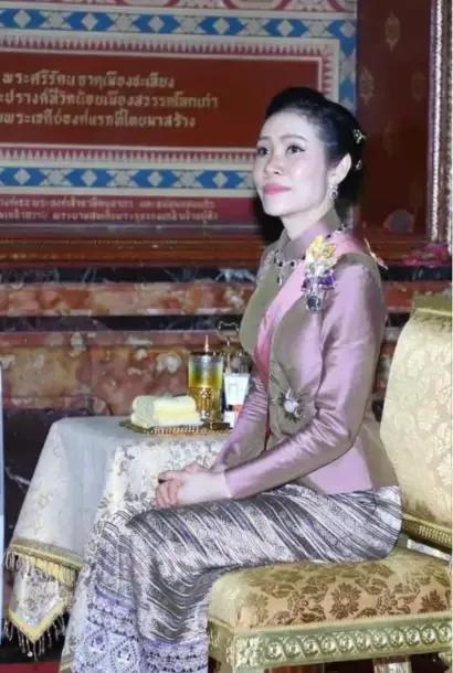 最新公务活动，诗妃坐次改变暗示地位改变，跪地卑微惹人怜