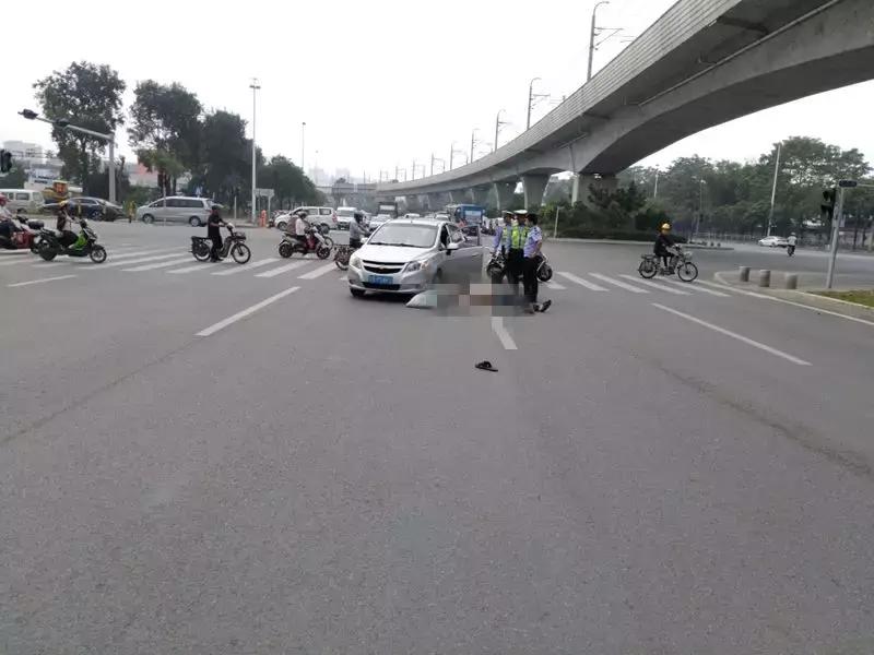 老人过马路被车撞怎么划分责任,过马路被车撞有次要责任怎么赔偿