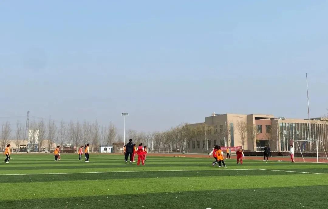 足球竞技快乐共享——街二小在区“中小学生足球赛”中荣获亚军