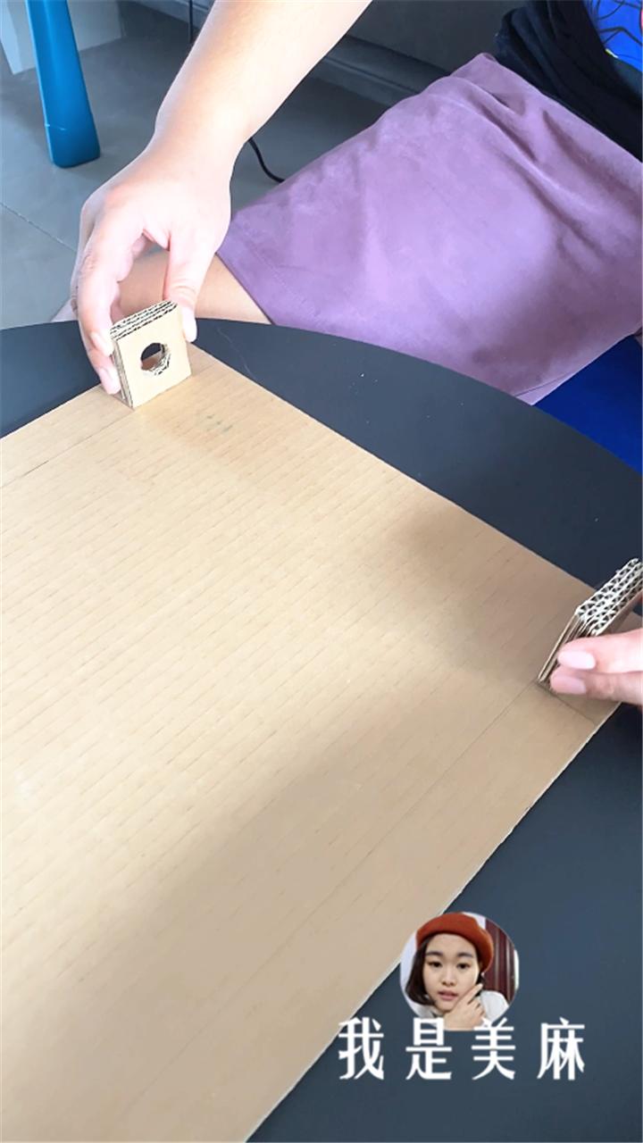 爸爸用卡车装玩具,爸爸给儿子做赛车玩具