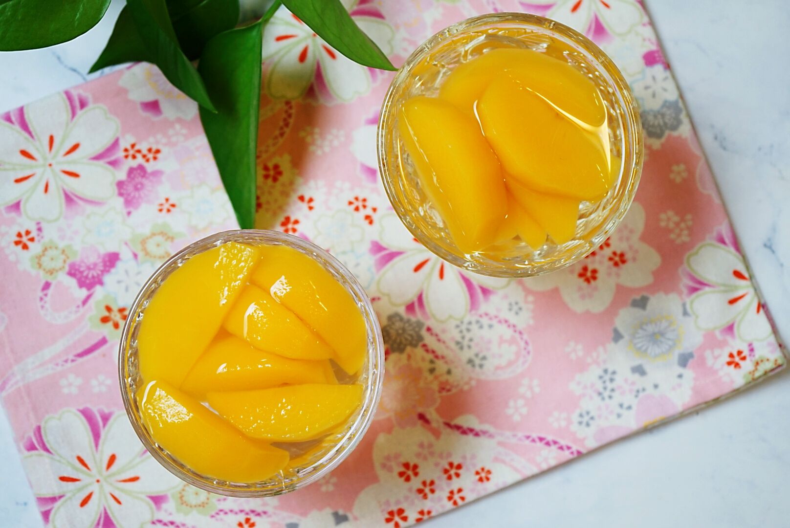 黄桃成熟了摘下来做个黄桃罐头,黄桃丰收