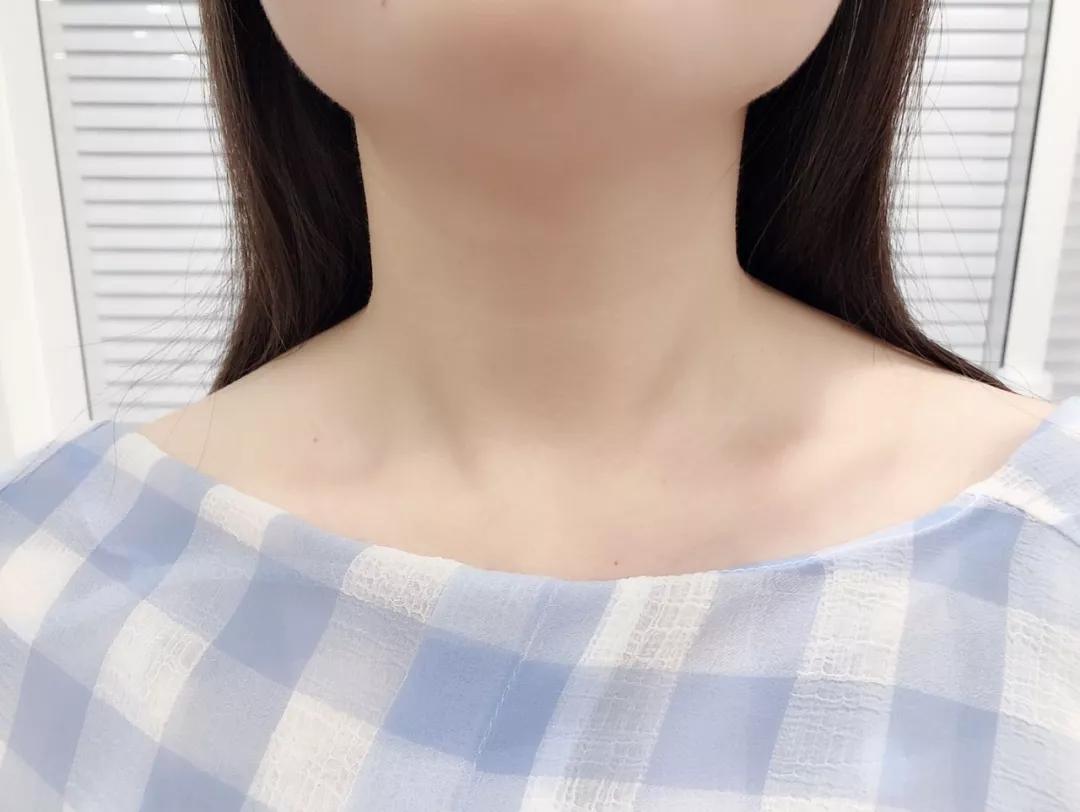 刘诗诗与倪妮再度同框,除了体态外,在脖子上她们也在暗自用力