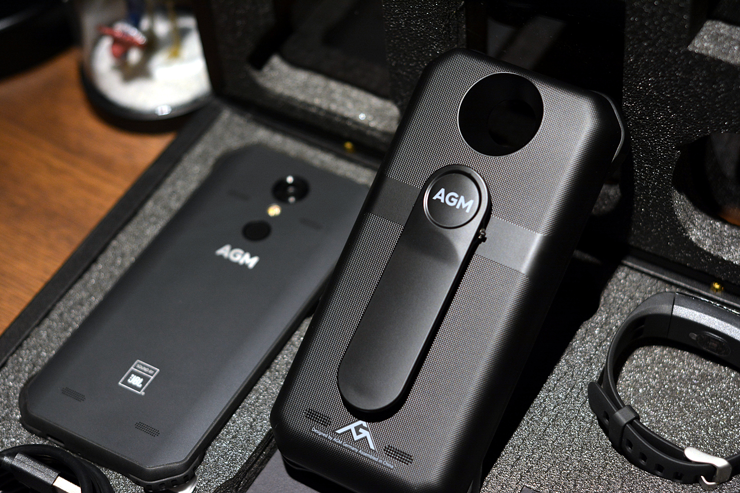 AGMH1手机:不怕摔,不怕水,能待机20天,父母最爱?