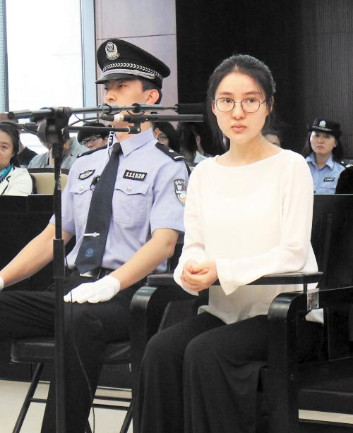 网红鼻祖郭美美：开豪车、认干爹、入狱5年，她真的悔过自新了？