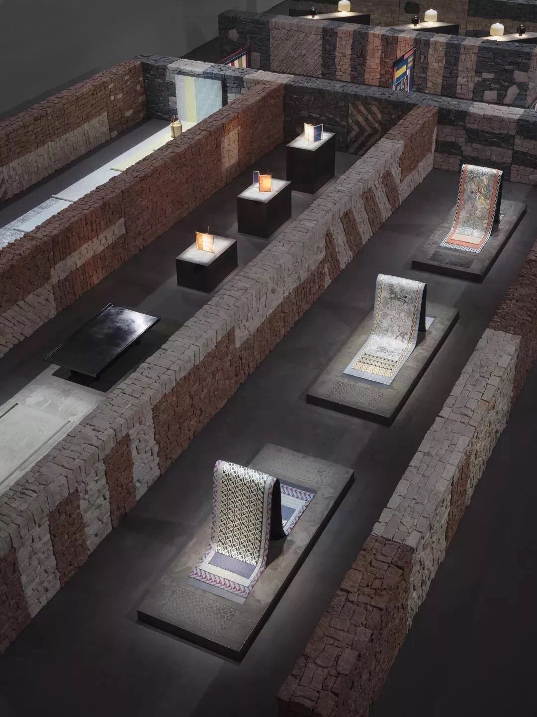 30万的屏风,86万的桌子,当Gucci、爱马仕、LV卖起了家居