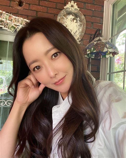 韩国第一美女，金喜善自曝自拍照，42岁长这样？