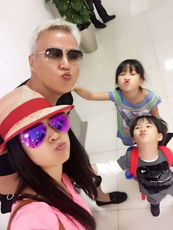 张庭扎两个羊角辫录视频卖萌，50岁依然少女感满满，毫无违和感