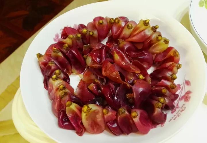 做到这几点绿萝绝对会疯长不停,绿萝有一个小机关打开它立马疯长