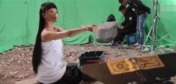 女星“洗澡”照片曝光，原本我们看到的香艳镜头，都是拍摄的套路