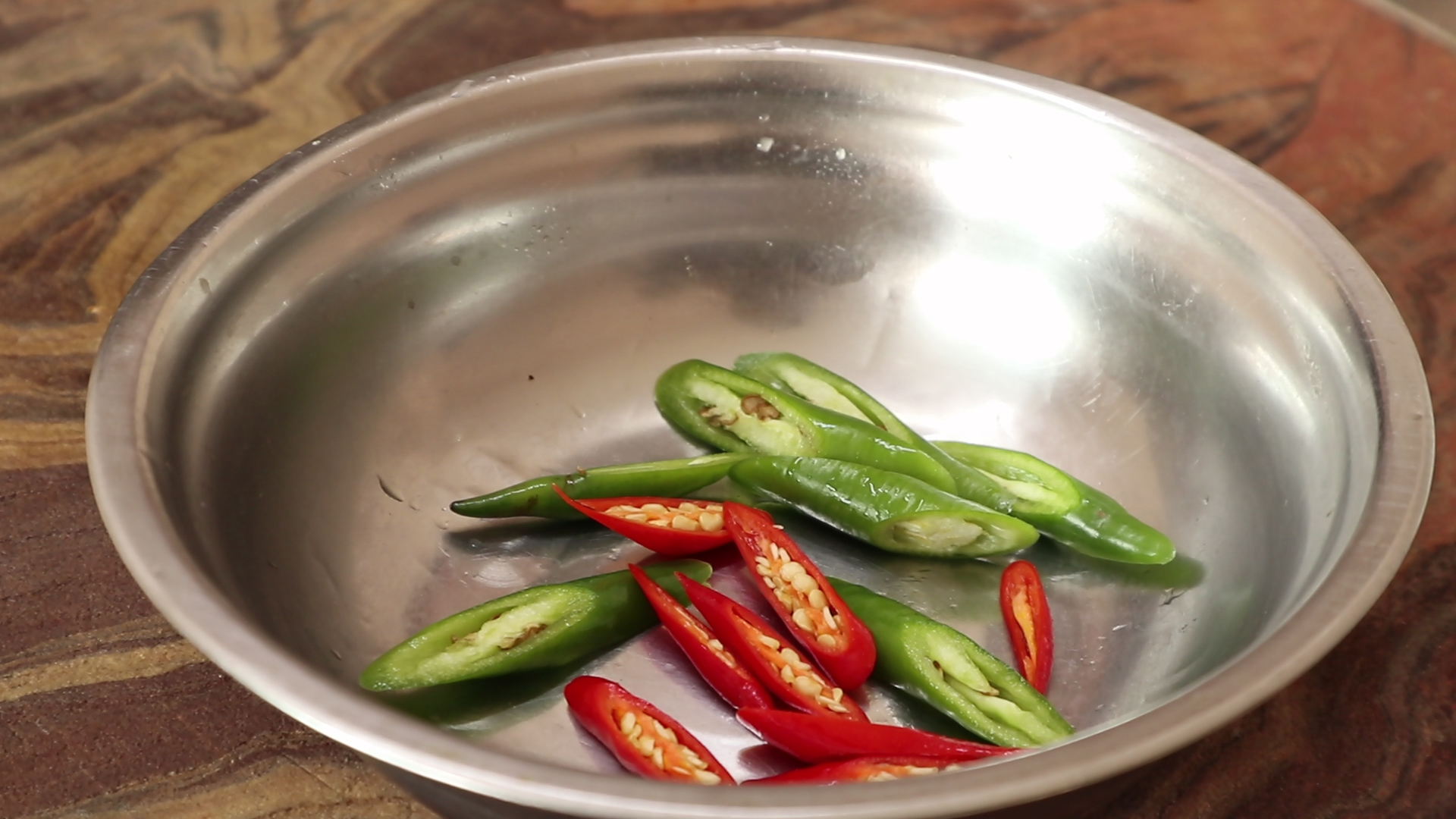 金针菇用菜椒怎么做的,家常剁椒金针菇的做法