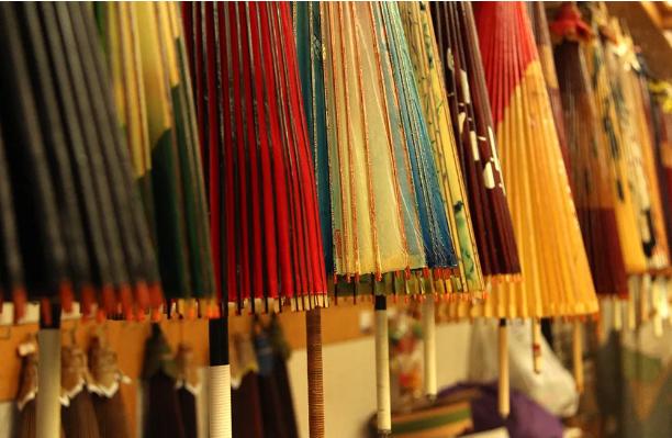 日本伞的文化特点,日本的伞和中国的伞