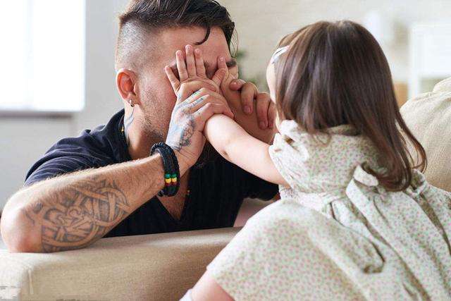 女儿整天黏着妈妈怎么办,女儿长大了还黏着爸爸