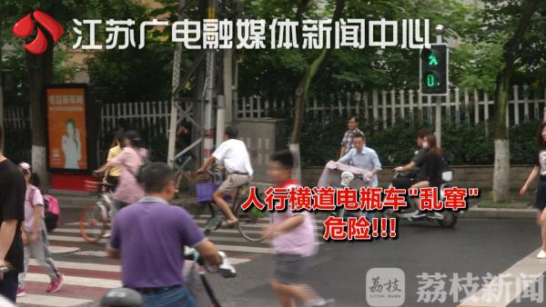 横穿马路的危险重重,横穿马路有危险走人行道保安全