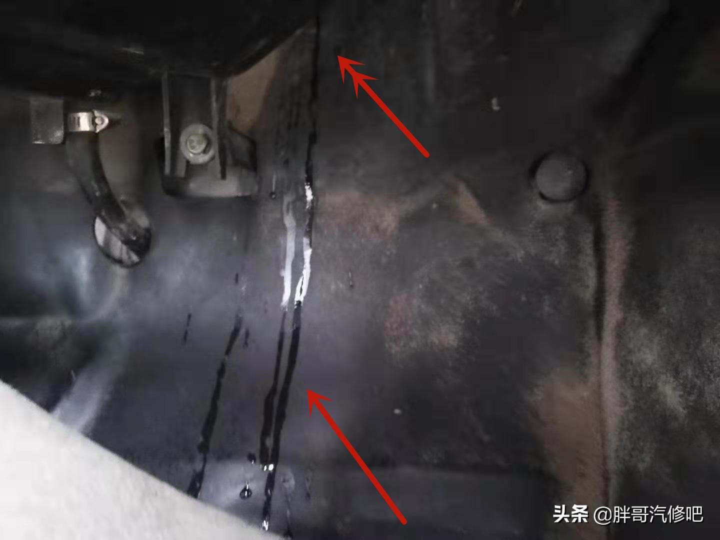 汽车副驾驶室底下漏水检修图解,小车副驾驶室底下漏水是怎么回事