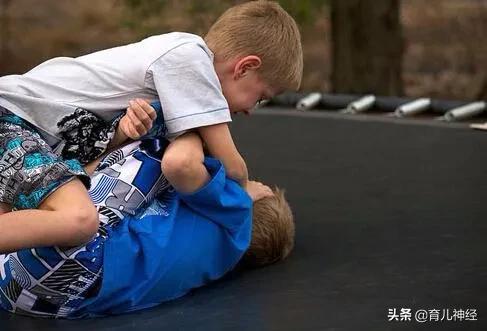 女儿早恋被母亲打*处私**，骂“发骚”：孩子犯错后父母应该怎么做