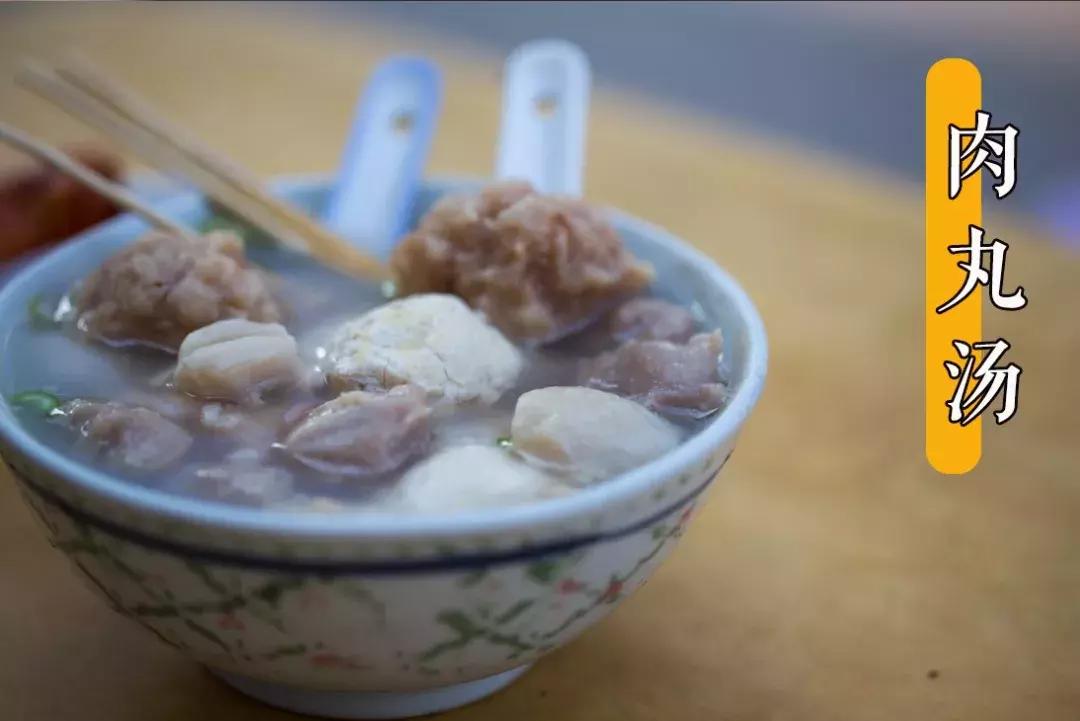 你们还记得学校门口的小吃摊儿么,小学生门口小吃摊物价究竟多离谱