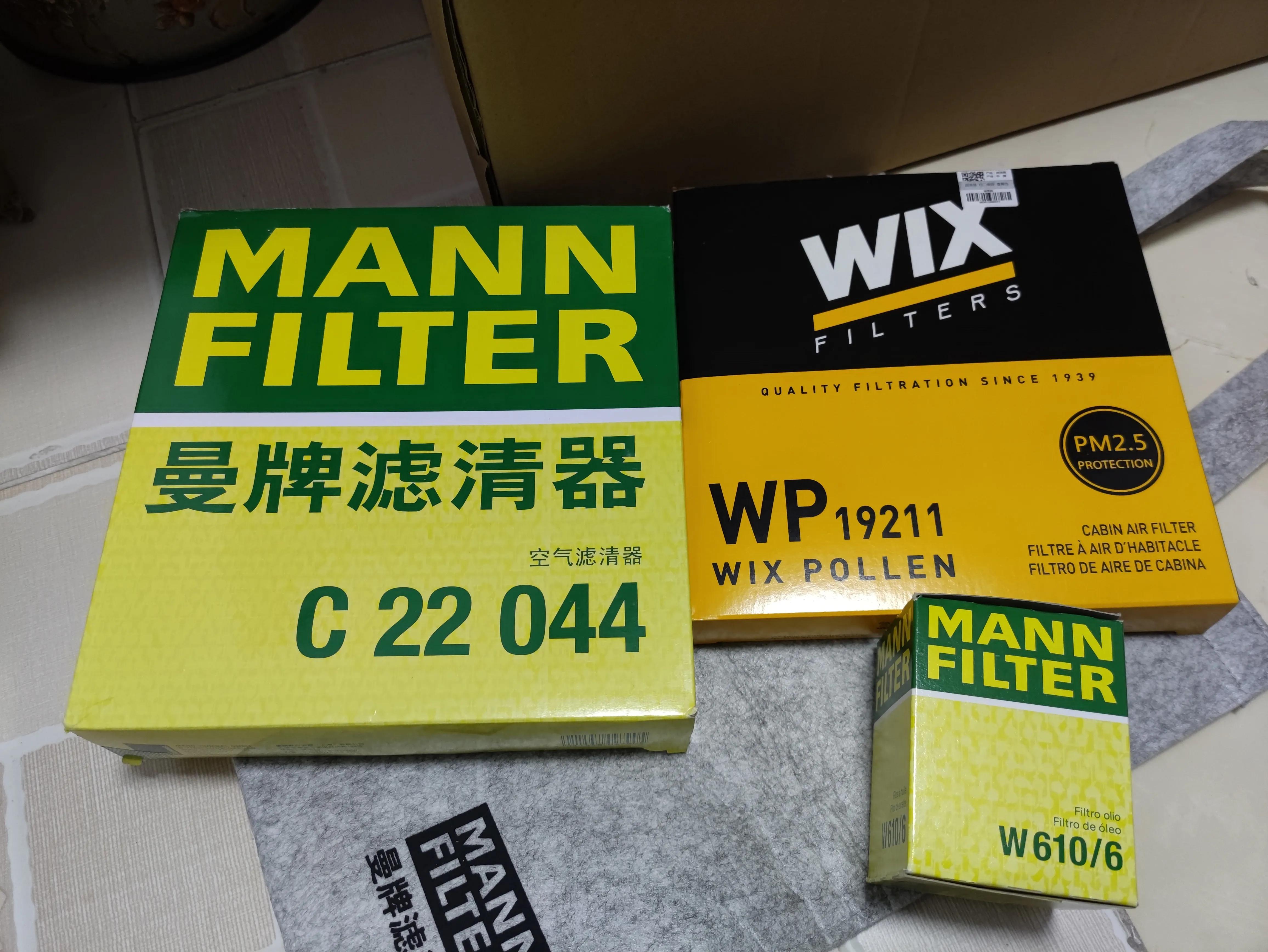 小伙喜提爱车保养爱车,小伙在家保养汽车