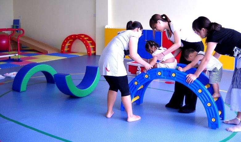 宝宝打针不哭闹妈妈更心疼,宝宝打针不哭懂事