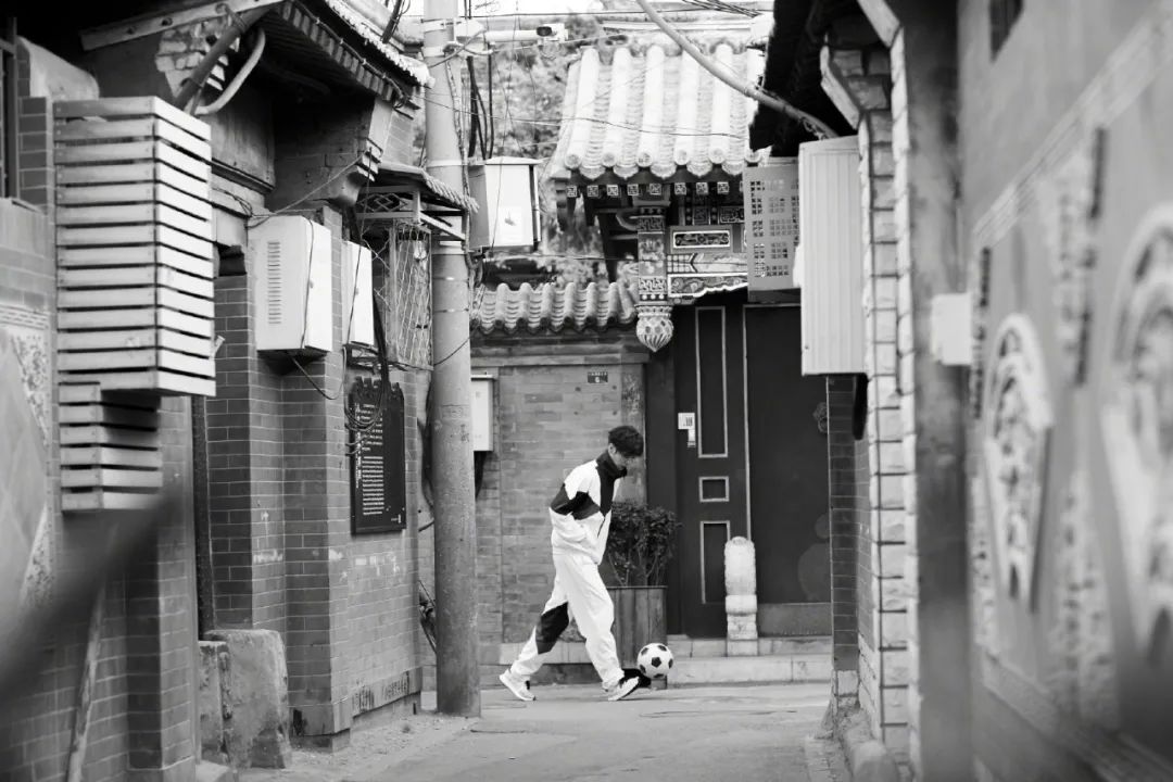 院子里踢足球,胡同踢毽