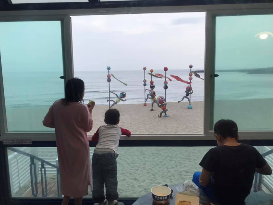 1岁萌娃打针看到妈妈心疼大哭,孩子打针明星妈妈心疼