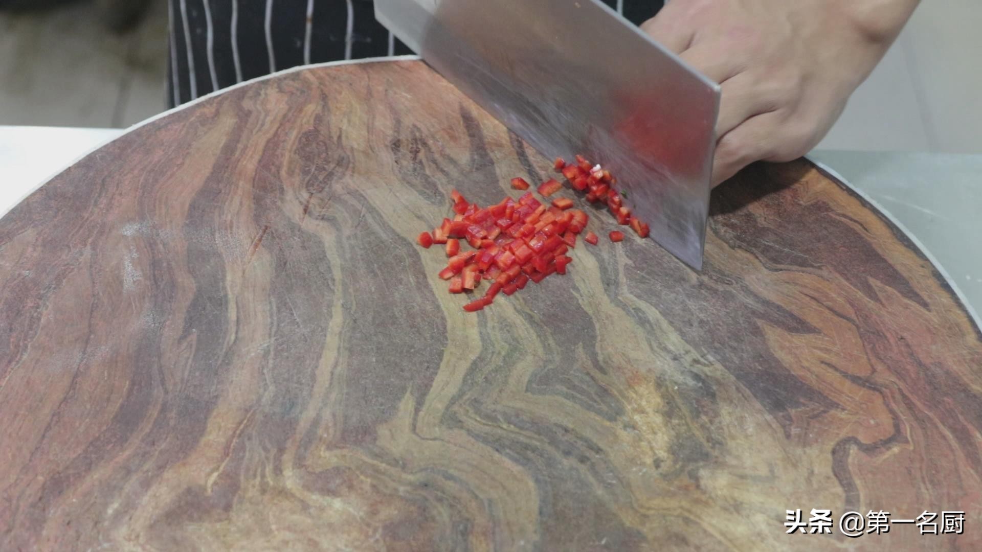 韭菜鸡蛋饼的家常做法简单又好吃,韭菜鸡蛋饼的新吃法视频教程