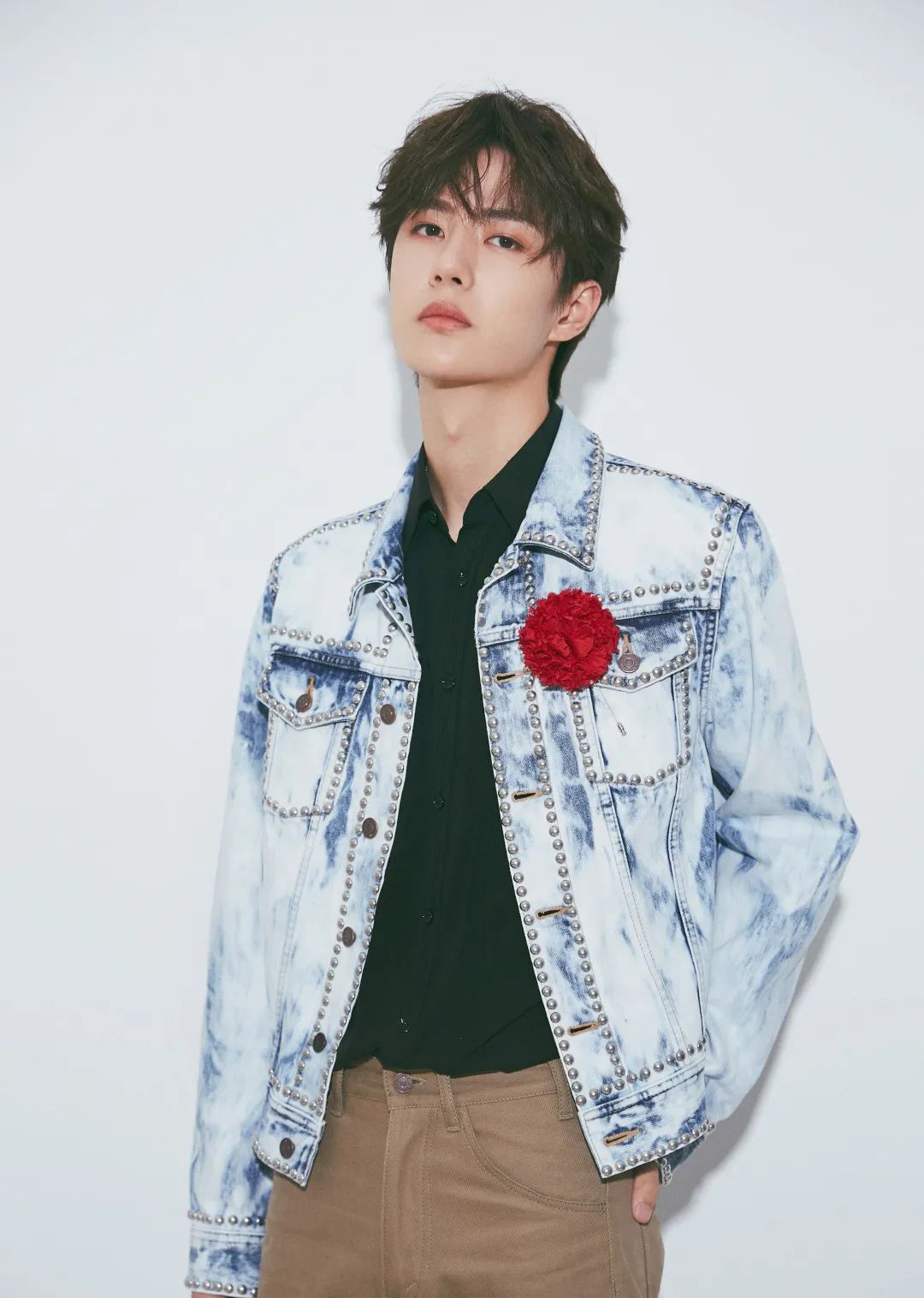 衣品超级好的男明星,王嘉尔穿的蔡徐坤同款衣服