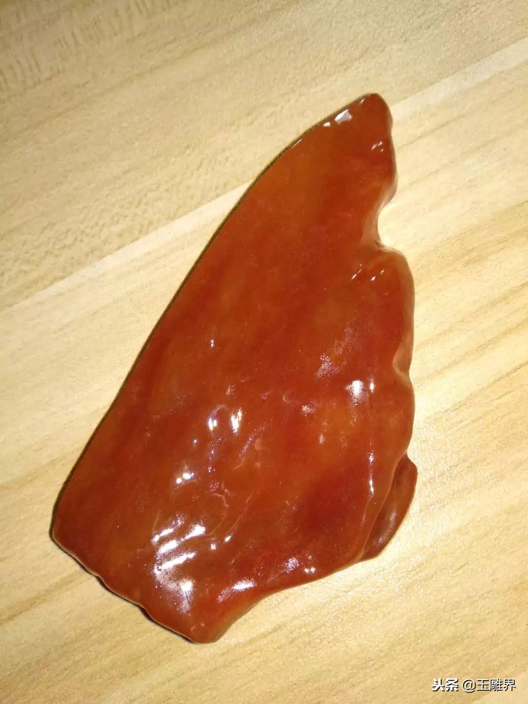 紫罗兰翡翠有紫色点,紫罗兰翡翠在灯光下的对比