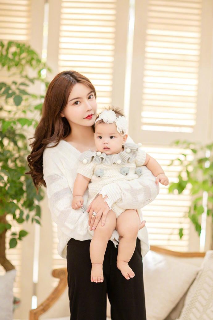 韩安冉带女儿上学,韩安冉培养小猪妹花多少钱