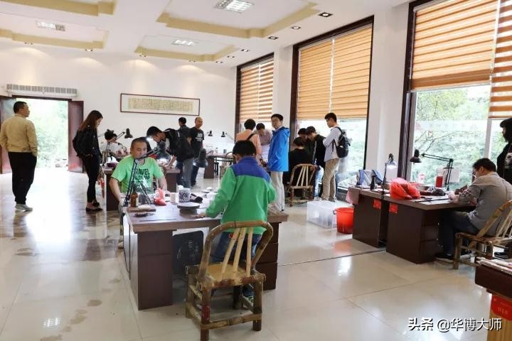 南京外国语学校师生家长一行欢聚华博紫砂园园主熊正根热情接待！