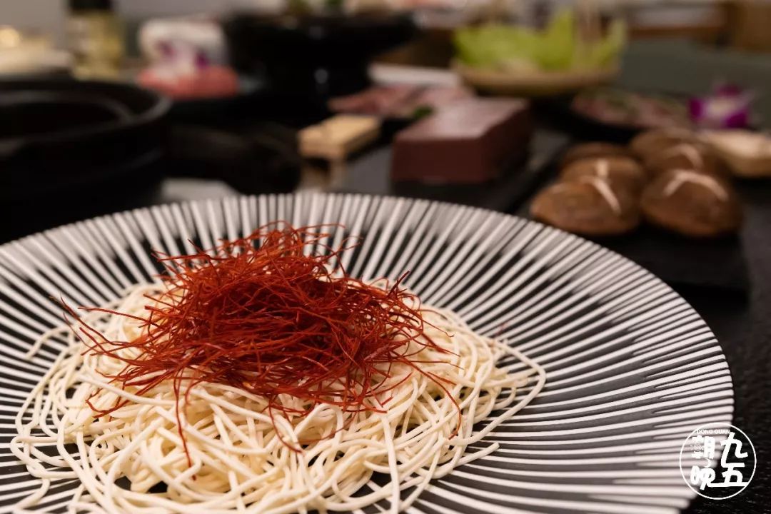 东莞首家火锅+烤肉一体涮就在万江家汇城，几百人排队等着吃