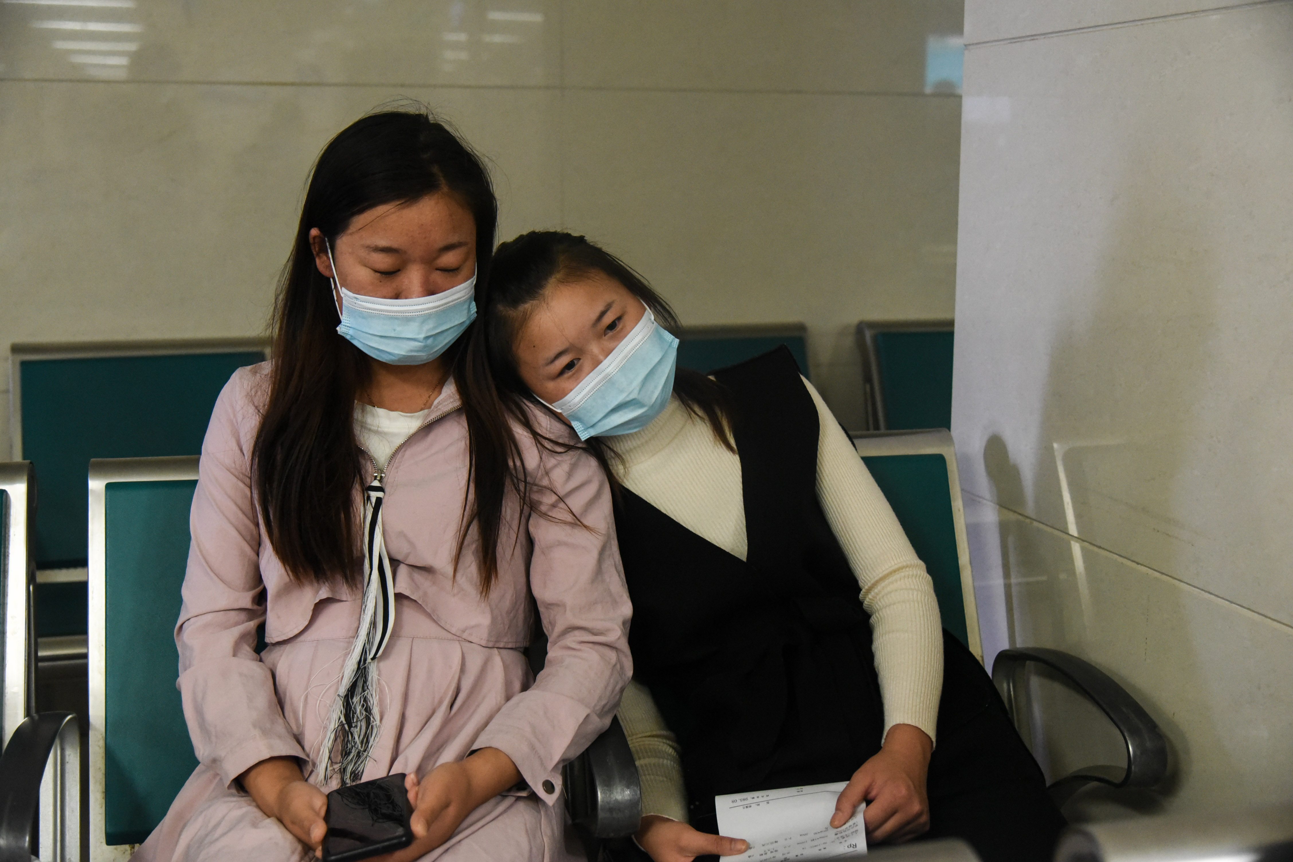 身患绝症姐姐们后悔,姐妹患重病好心大姐照顾她们