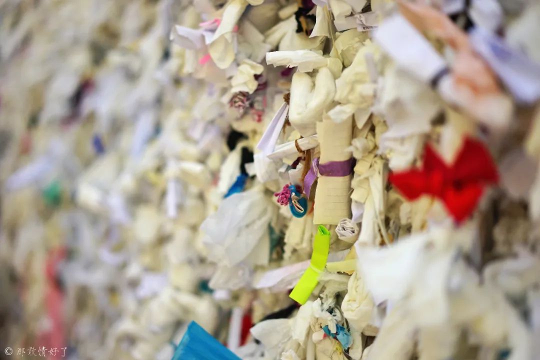 据说塞尔丘克的山坡上的许愿墙很灵验,好多土耳其人来此许愿