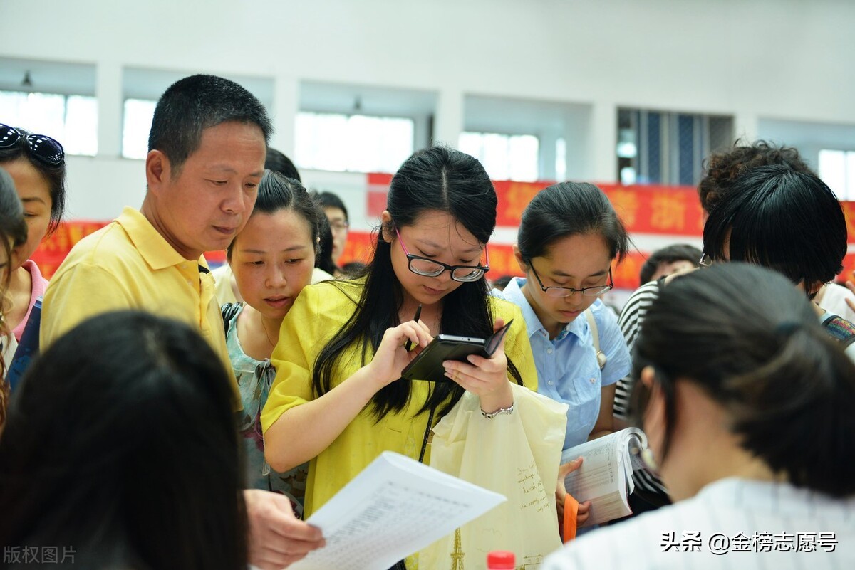 不浪费分等于好志愿,第一志愿压线录取几率大吗