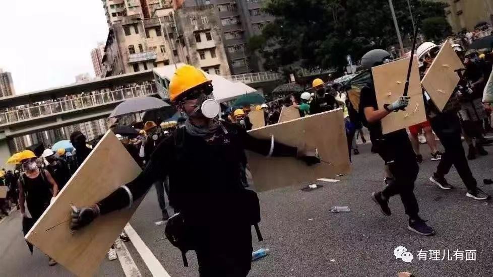 上午被捕下午保释，香港司法为何总对暴徒法外开恩？