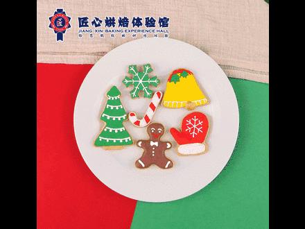 能给圣诞老人换衣服？这个圣诞嘉年华在搞什么名堂？！