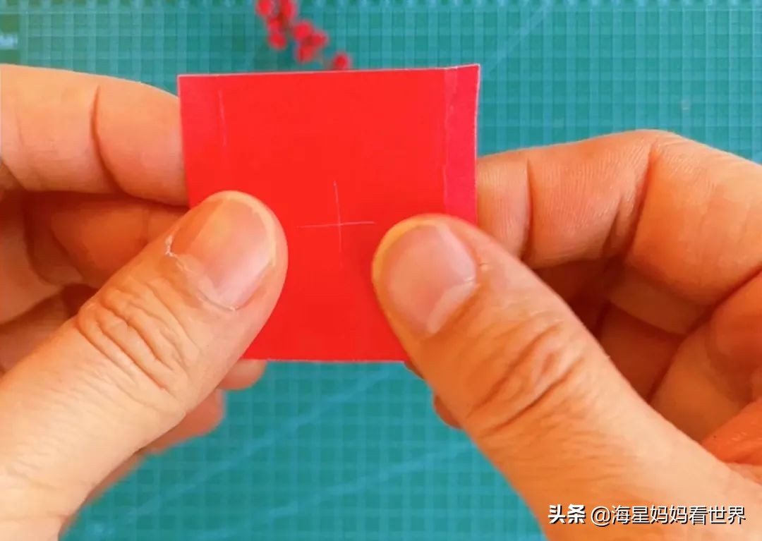 春节喜气洋洋大红灯笼高高挂,红红火火喜气洋洋百家姓灯笼