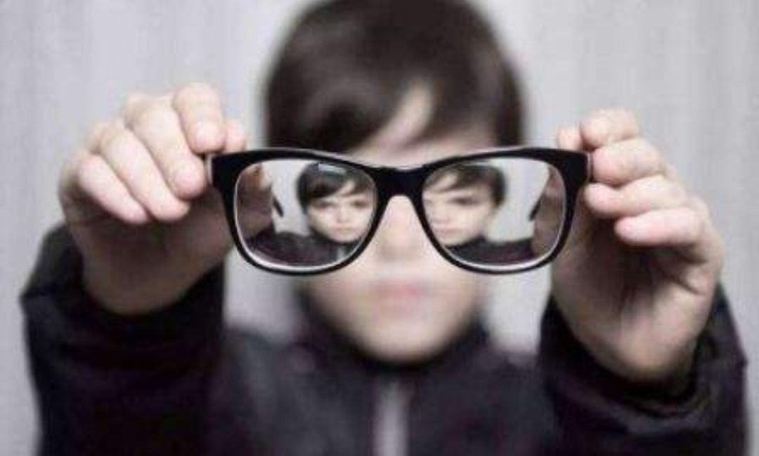 8岁孩子近视250度最佳治疗方案,4岁小朋友先天近视1000度怎么办
