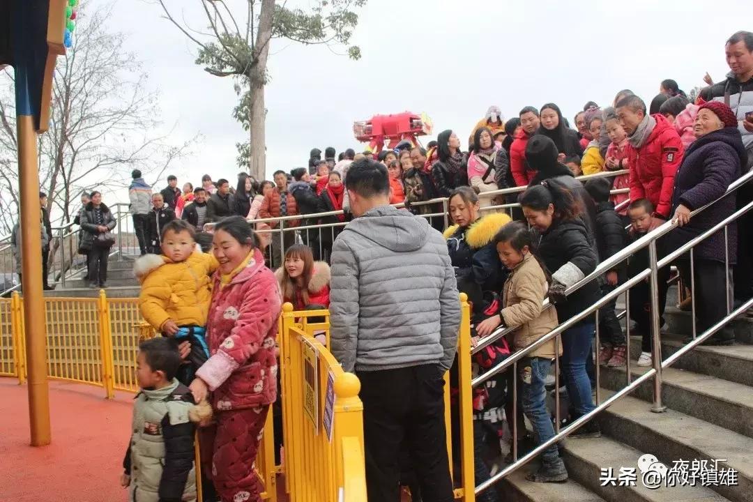 请给孩子们一个幸福的童年,镇雄人送娃娃上学