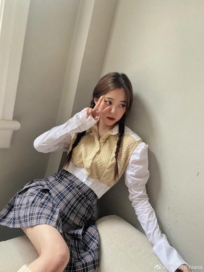 超减龄穿搭法则被杨超越狠狠拿捏,杨超越水手服穿搭