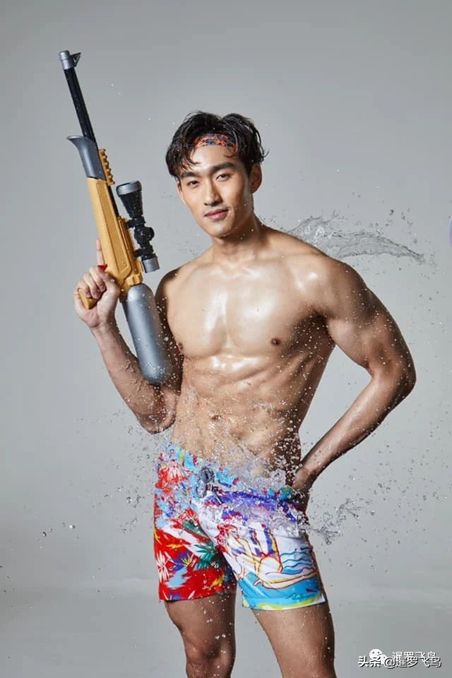 疫情期泰国餐馆帅哥送外卖,拍半裸宣传照用美色救生意