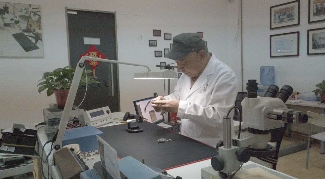 修表师傅的劳力士零件从哪里来,修表师傅三十年