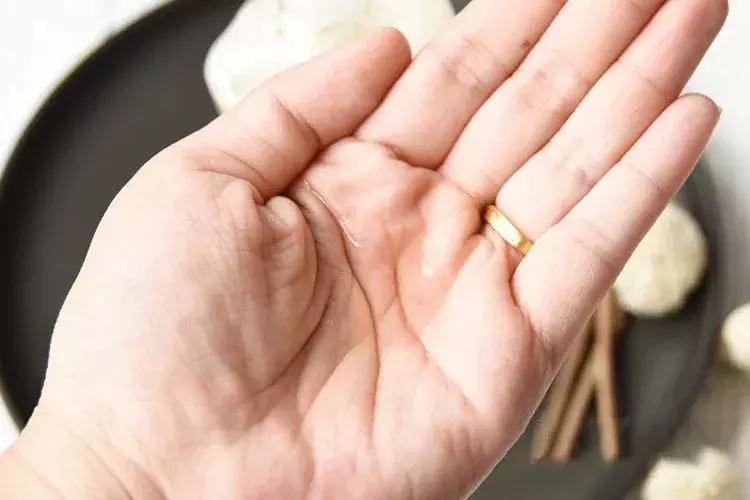 用精华水还是爽肤水好,用精华水好还是爽肤水好