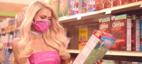 穿礼服下厨，戴镶钻口罩买菜？这位真名媛网红鼻祖，又再次爆红