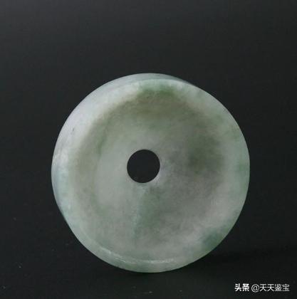 翡翠新手需谨慎，这八种坑爹的翡翠一定不能买