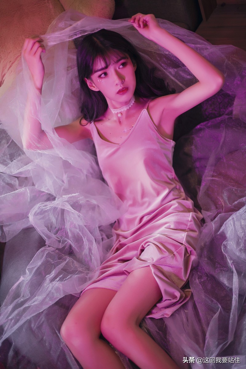 靓靓聊第160期:美女紫色灯光下呈现的一种非主流美,慵懒又高贵